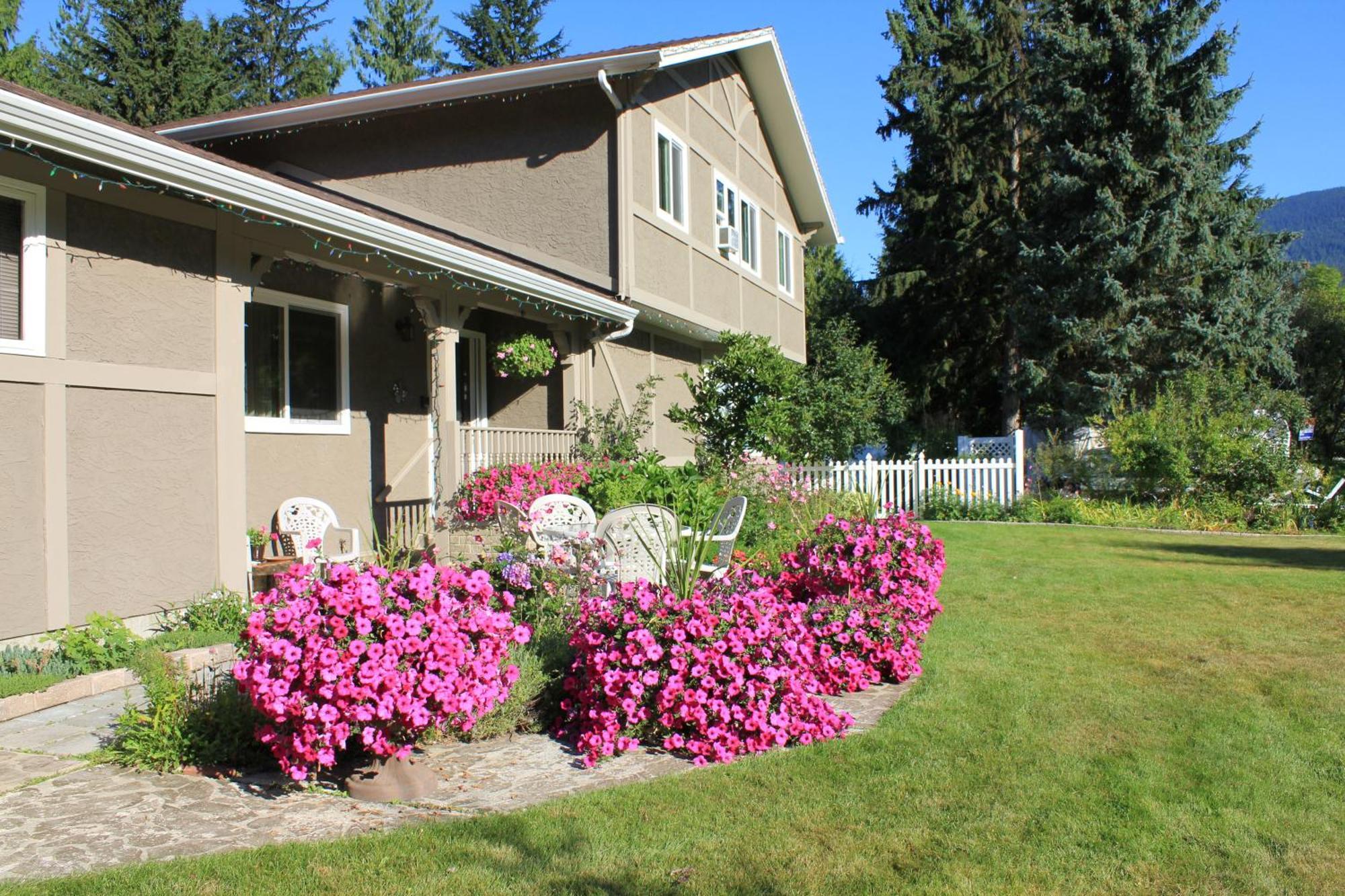 Alpenrose Revelstoke Bed & Breakfast Exterior photo
