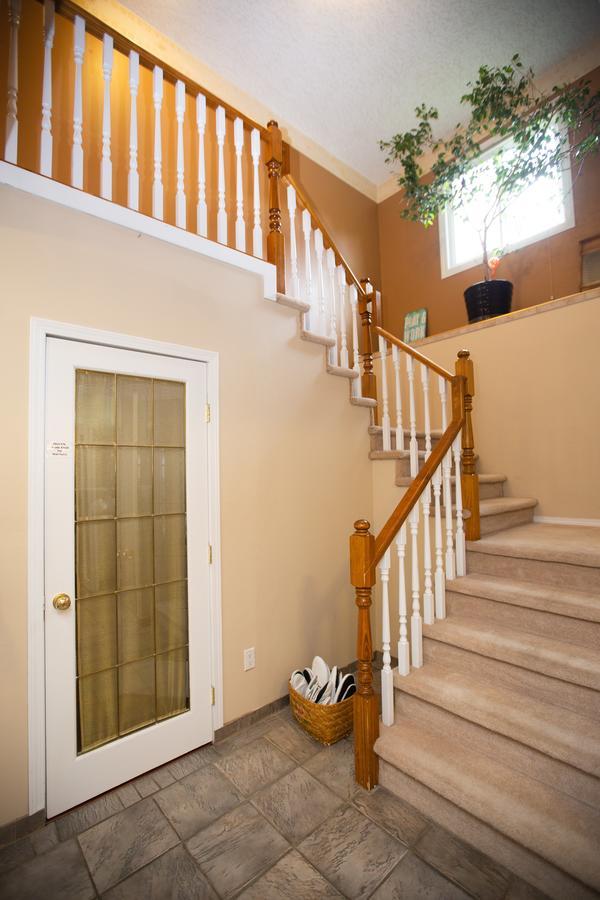 Alpenrose Revelstoke Bed & Breakfast Exterior photo