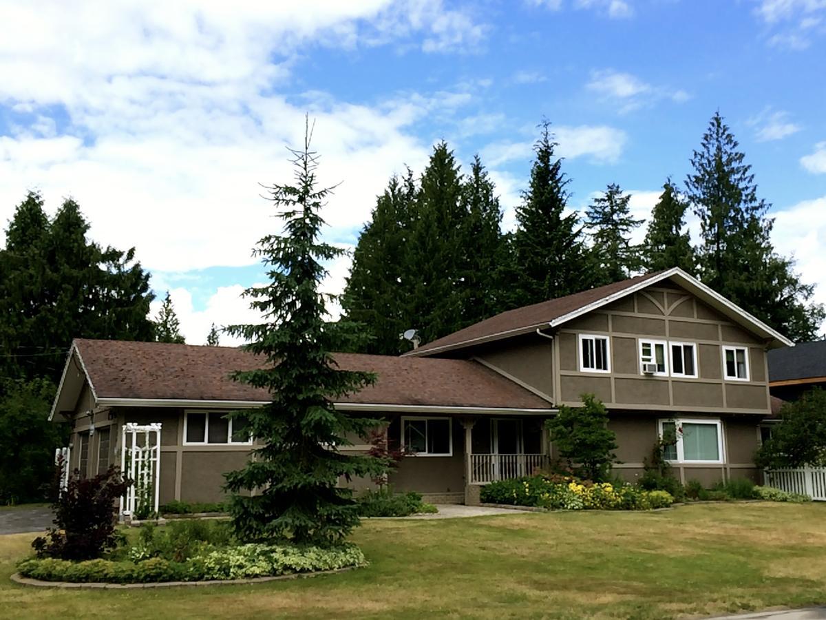 Alpenrose Revelstoke Bed & Breakfast Exterior photo